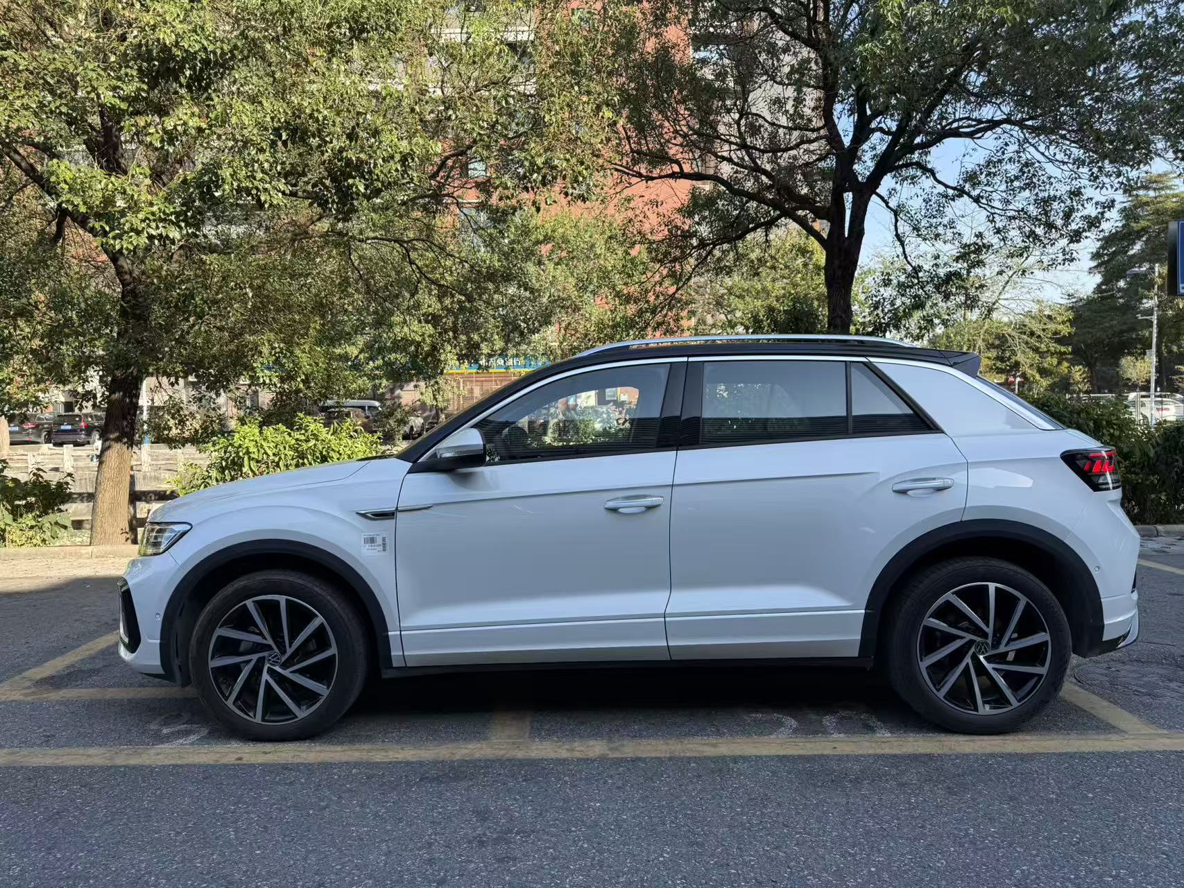 2023 VW T-ROC thumbnail 2