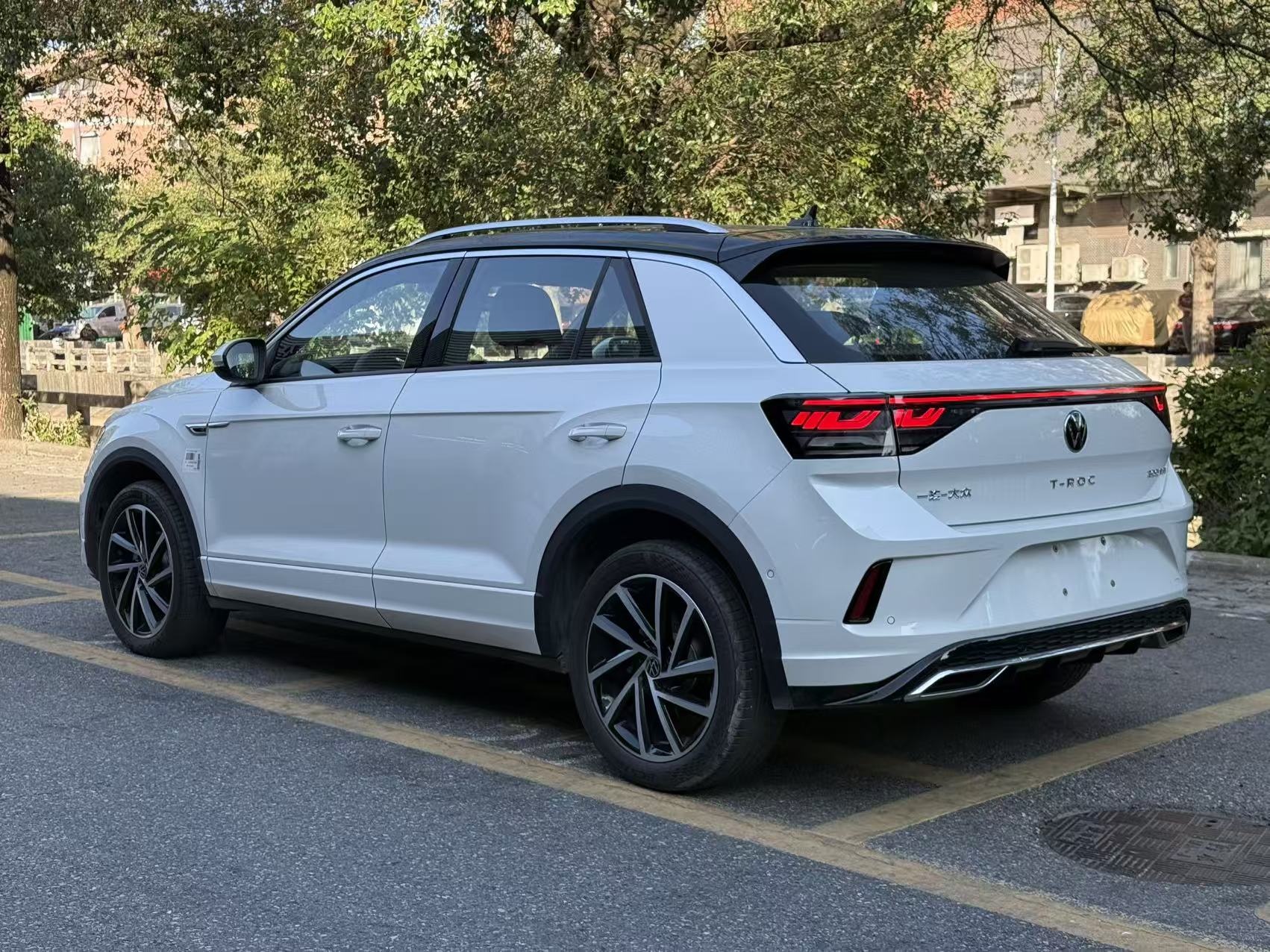 2023 VW T-ROC thumbnail 3