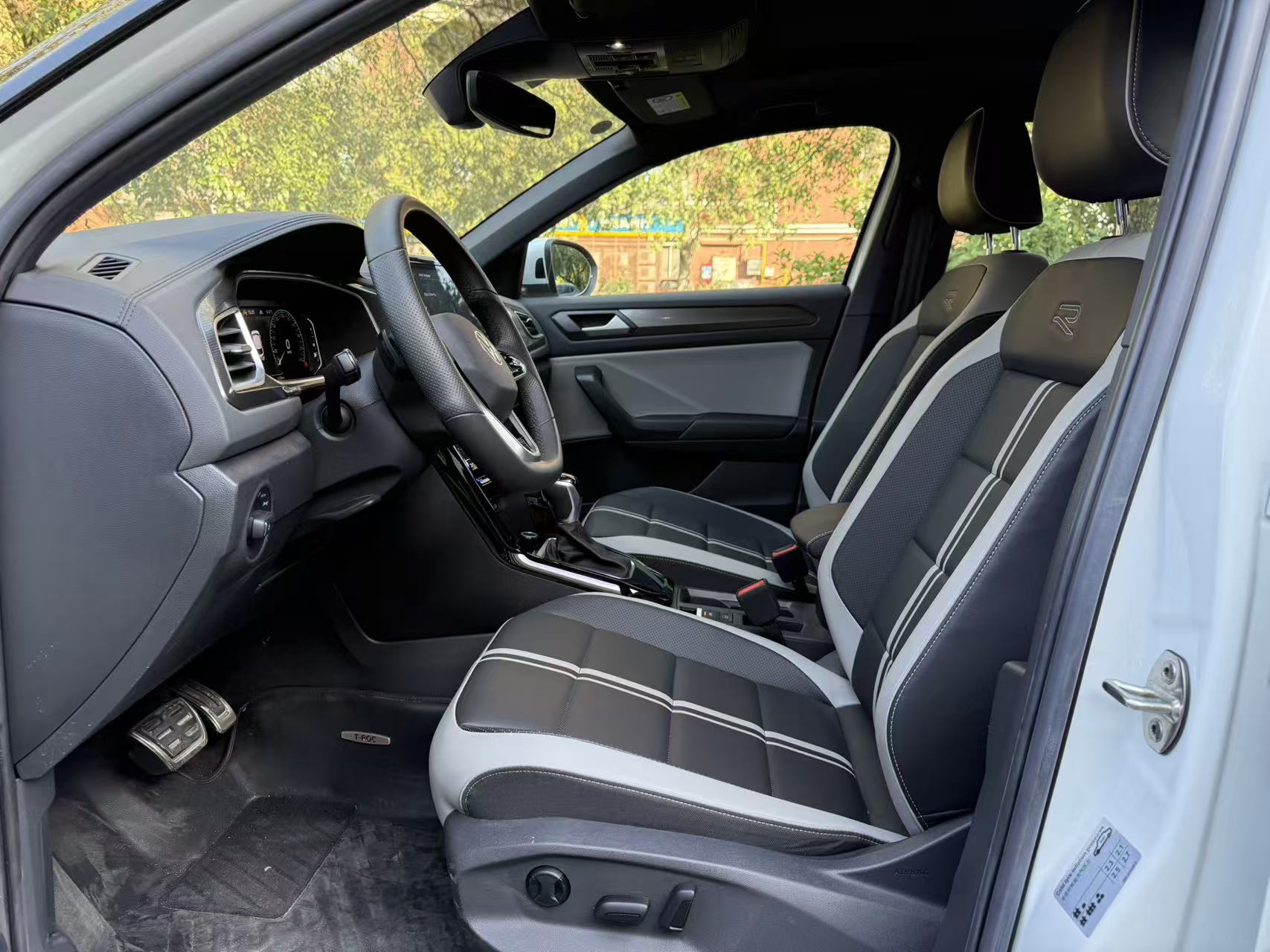 2023 VW T-ROC thumbnail 5