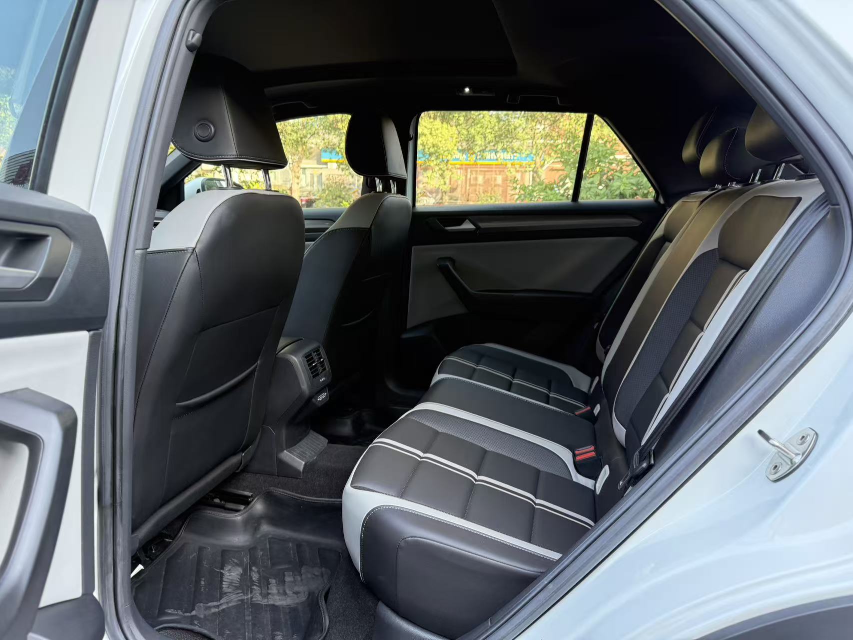 2023 VW T-ROC thumbnail 6