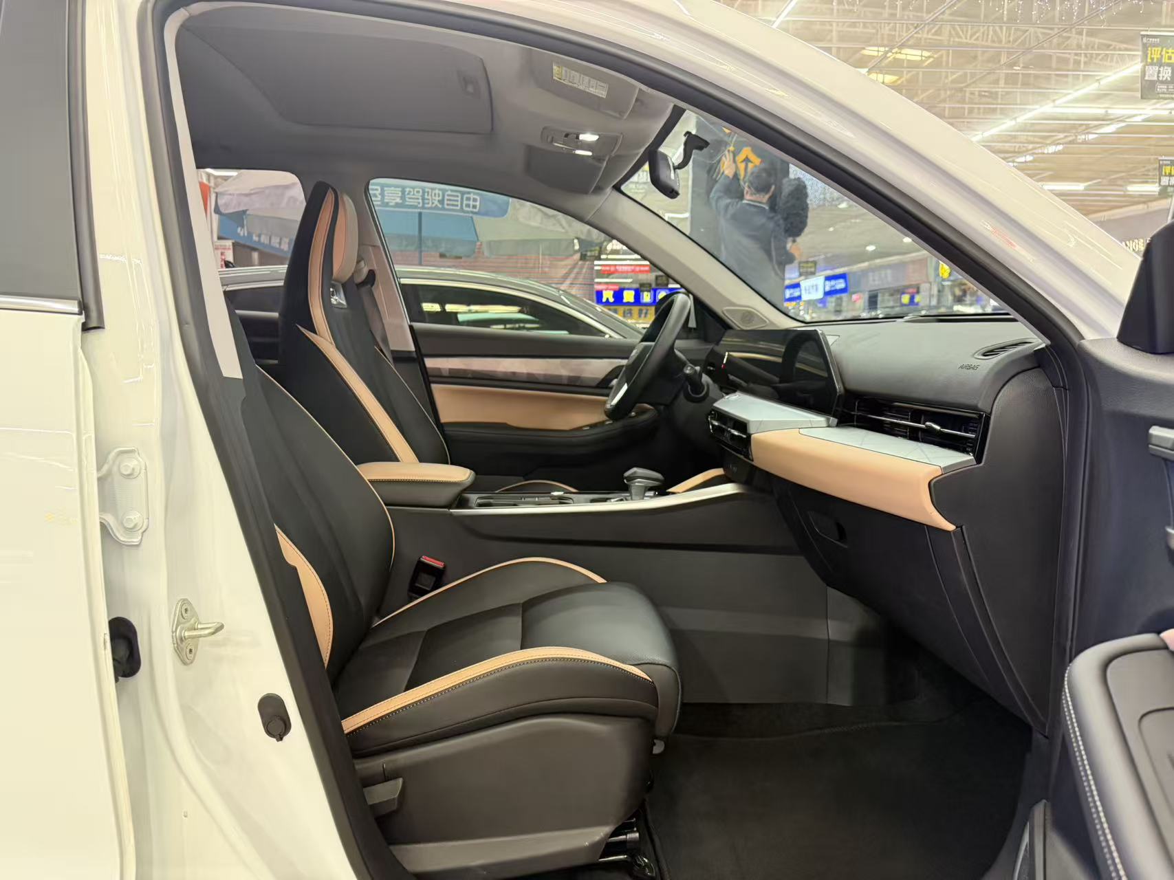 2024 GEELY OKAVANGO thumbnail 10