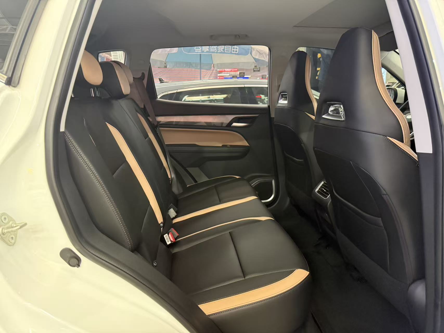 2024 GEELY OKAVANGO thumbnail 11