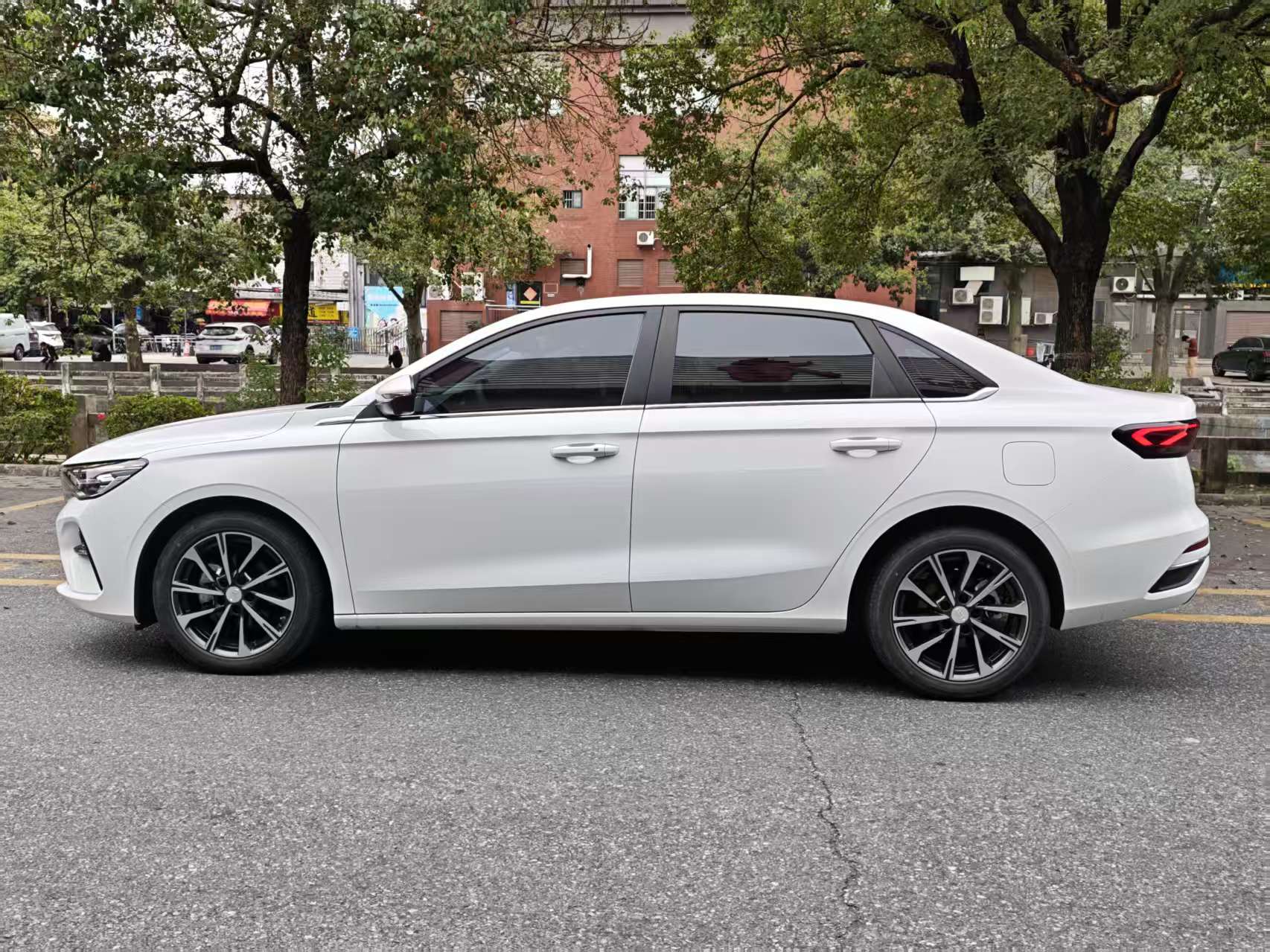 2024 GEELY EMGRAND thumbnail 7