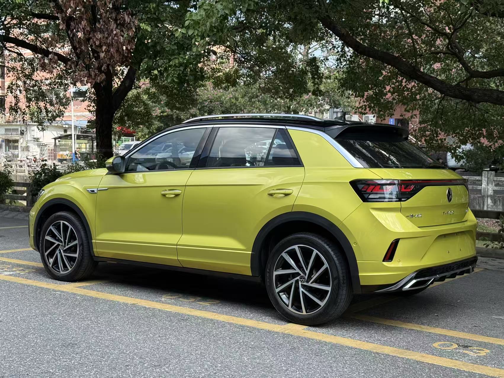 2023 VW T-ROC thumbnail 2