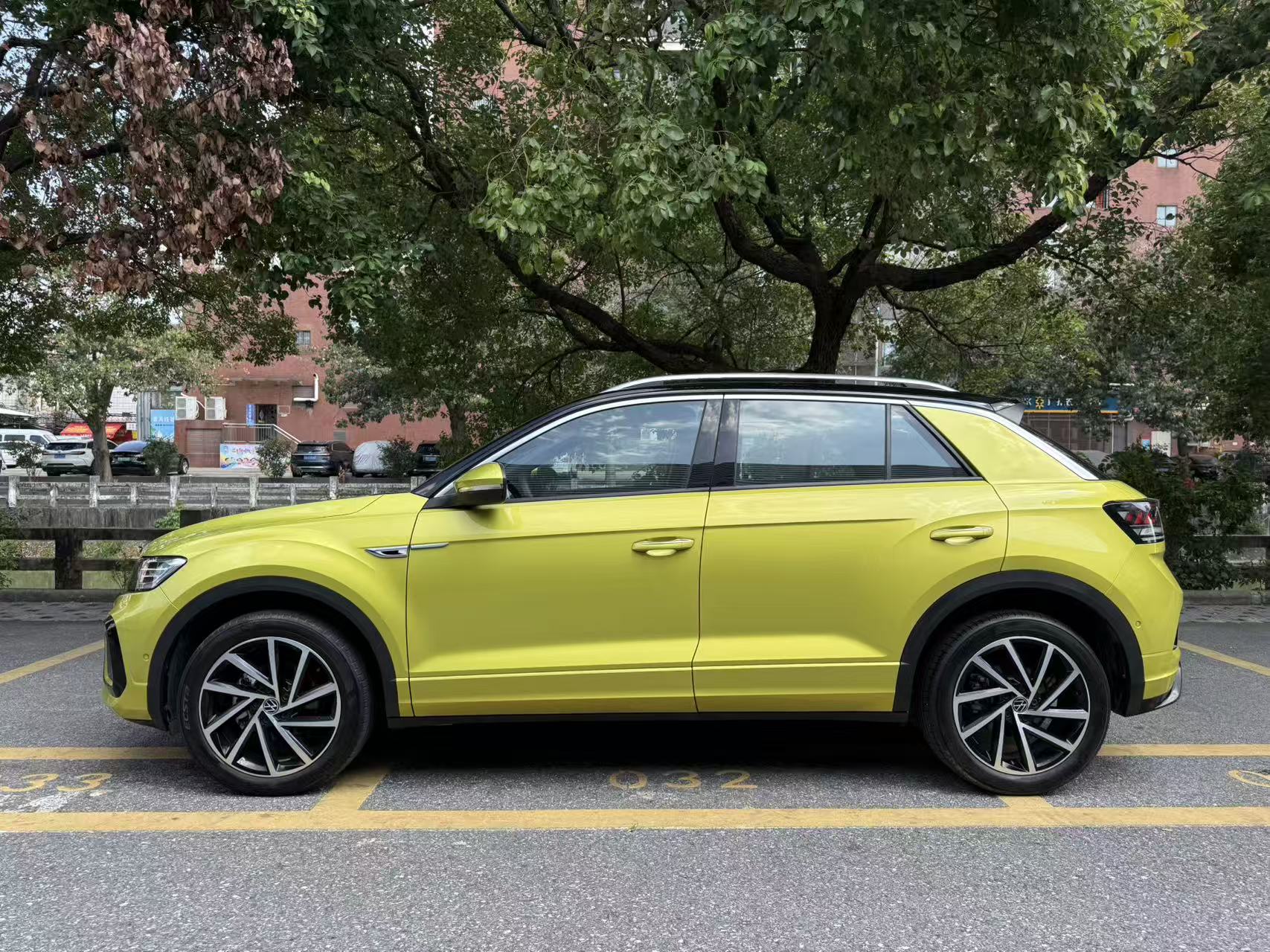 2023 VW T-ROC thumbnail 3
