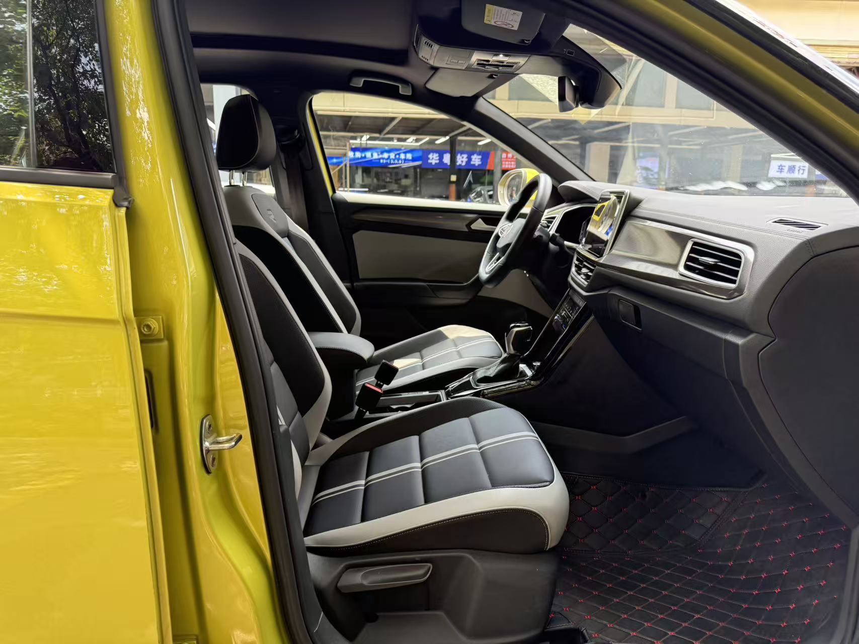 2023 VW T-ROC thumbnail 8